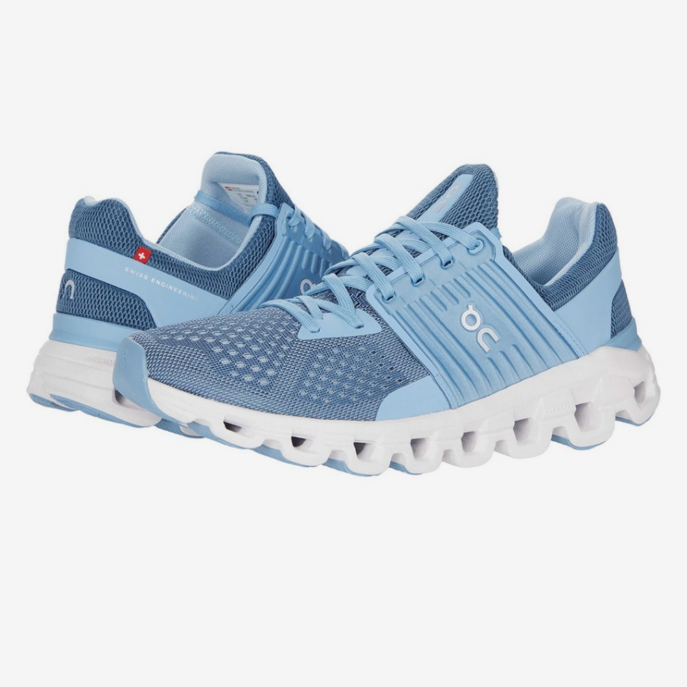 Gently used On Cloudswift with Helion Ladie's/Girl's Running Shoe Sky/Lake, 7/38
